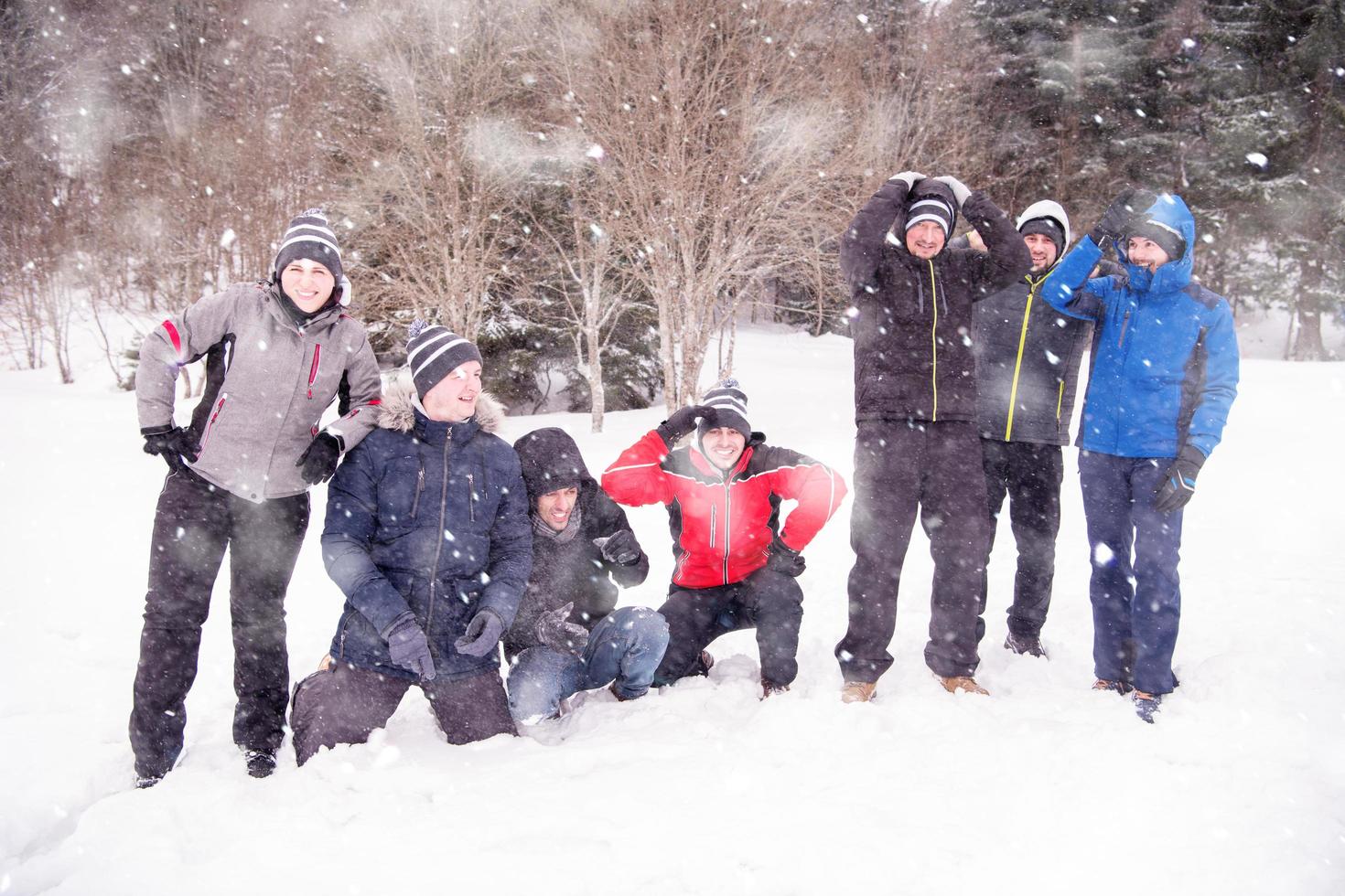 porträtt av grupp ung människor i skön vinter- landskap foto