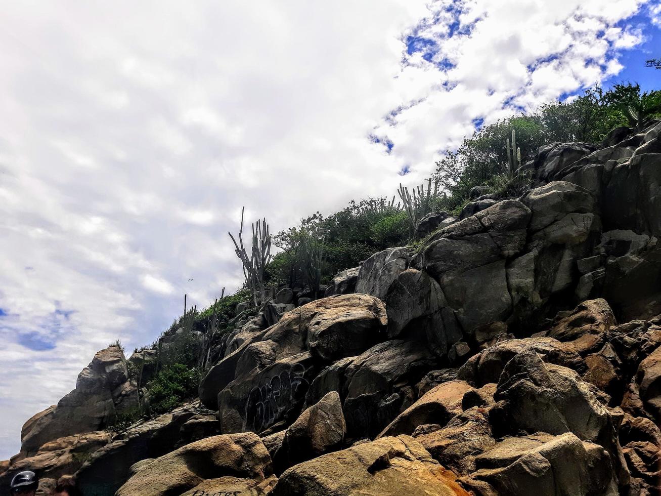 blå himmel klippig klippor foto