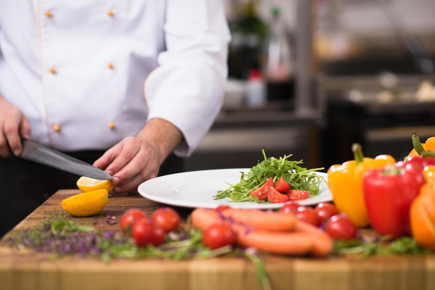 kock tjänande vegetabiliska sallad foto