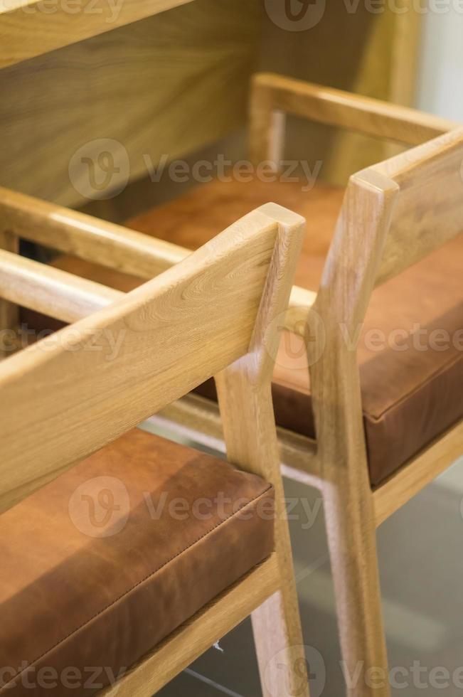 fåtölj, stol, enskild soffa, fast naturlig trä strukturera, sittplats och tillbaka i naturlig läder foto