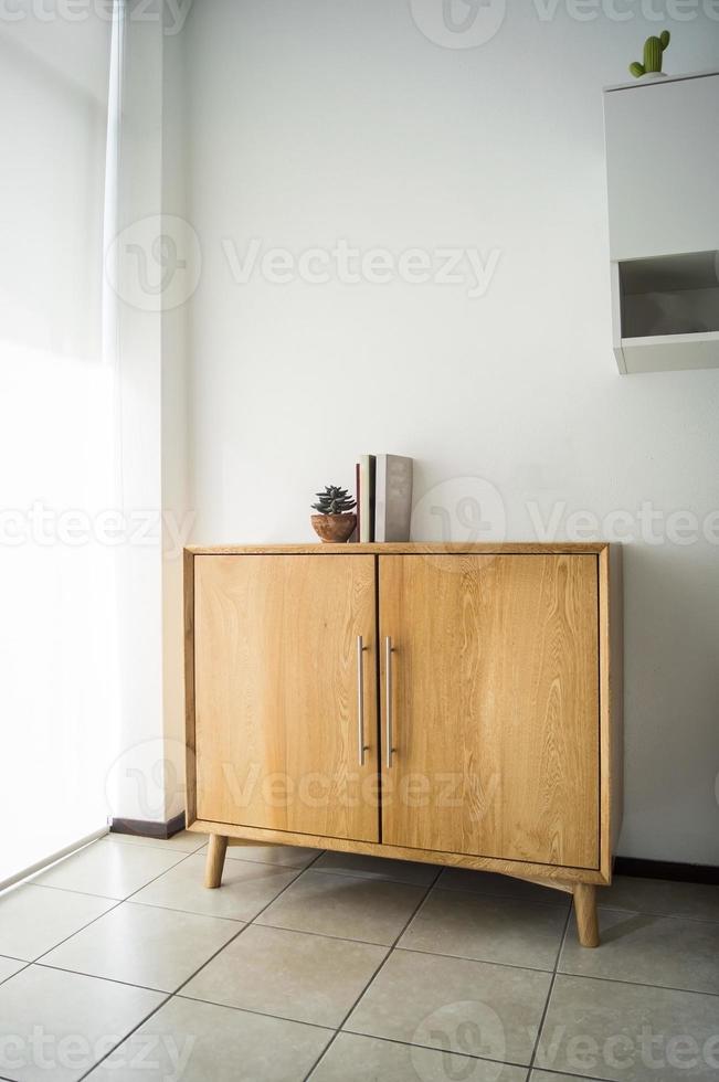 flott och modern lyx trä- lagring buffé skåp för Hem interiörer möbel i isolerat bakgrund foto