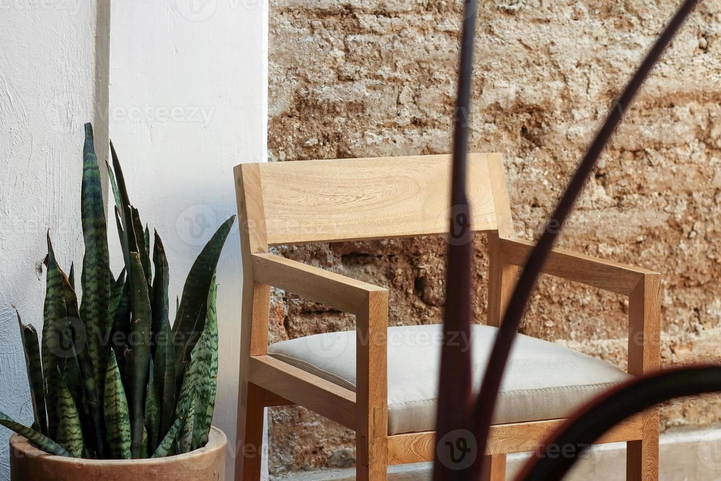 en stol modern trä ram med trä, solljus kommande genom de fönster belysande de stol foto