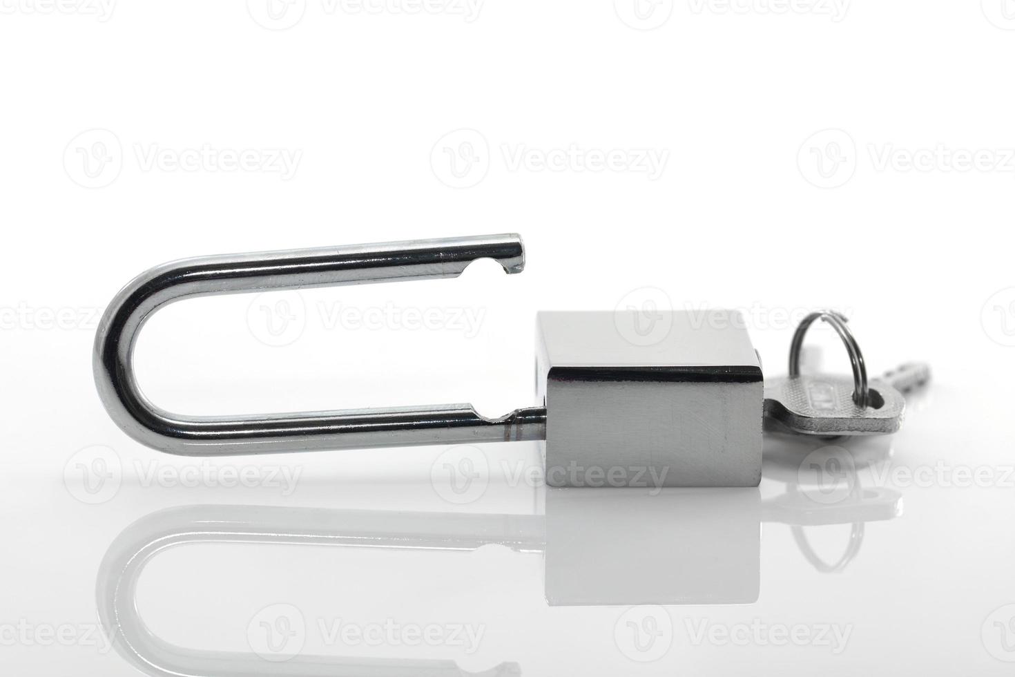 metallisk hänglås med nycklar på vit bakgrund foto