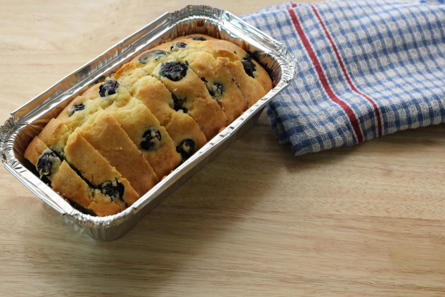 blåbär muffin kaka i limpa panorera på trä- bordsskiva med servett foto