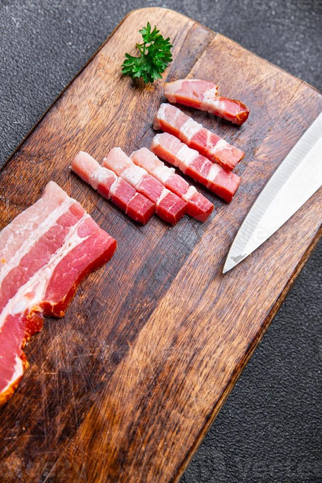 bacon remsor fläsk ister kött måltid mat mellanmål på de tabell kopia Plats mat bakgrund foto