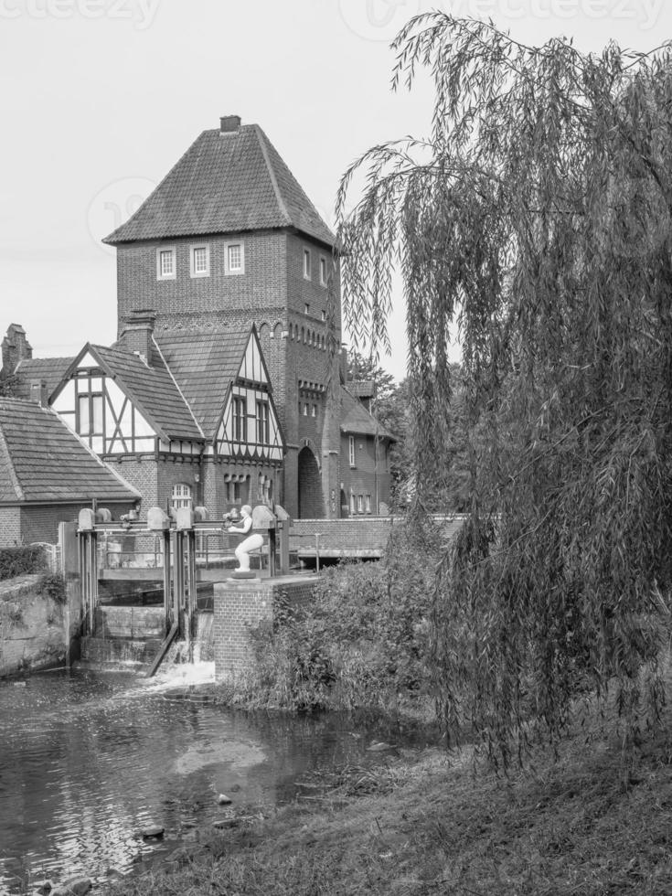 de stad av coesfeld på de flod berkel i Tyskland foto