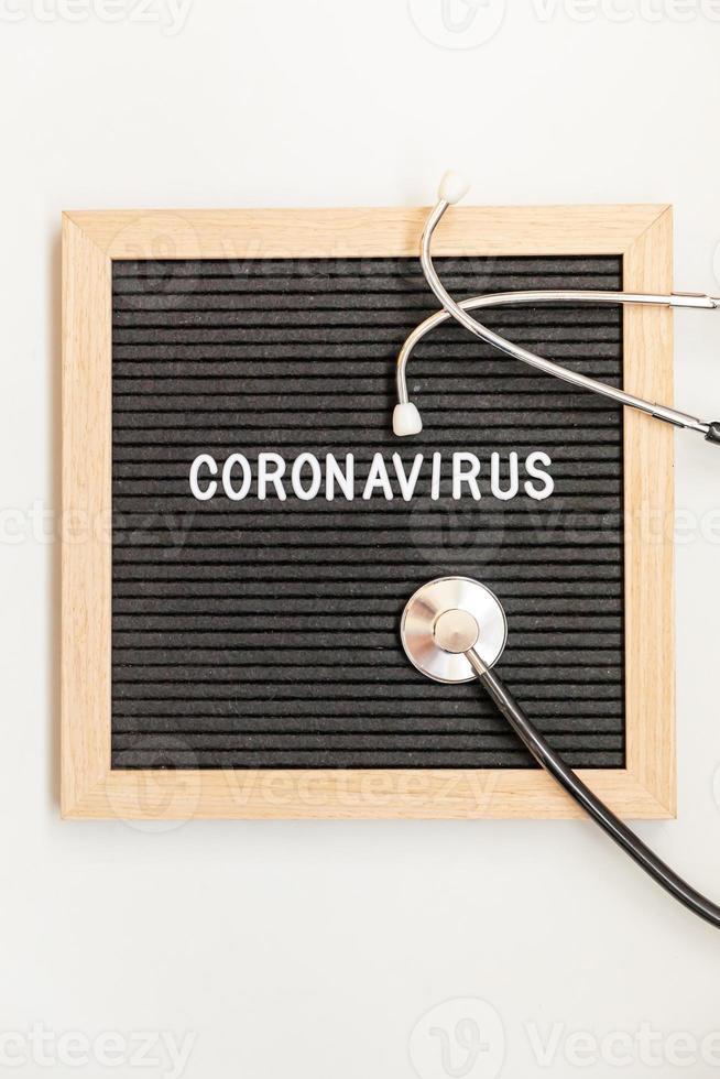 textfras coronavirus och stetoskop på svart bokstavstavlabakgrund. nya coronavirus 2019-ncov, mers-cov Mellanöstern respiratoriskt syndrom coronavirus med ursprung i Wuhan Kina foto