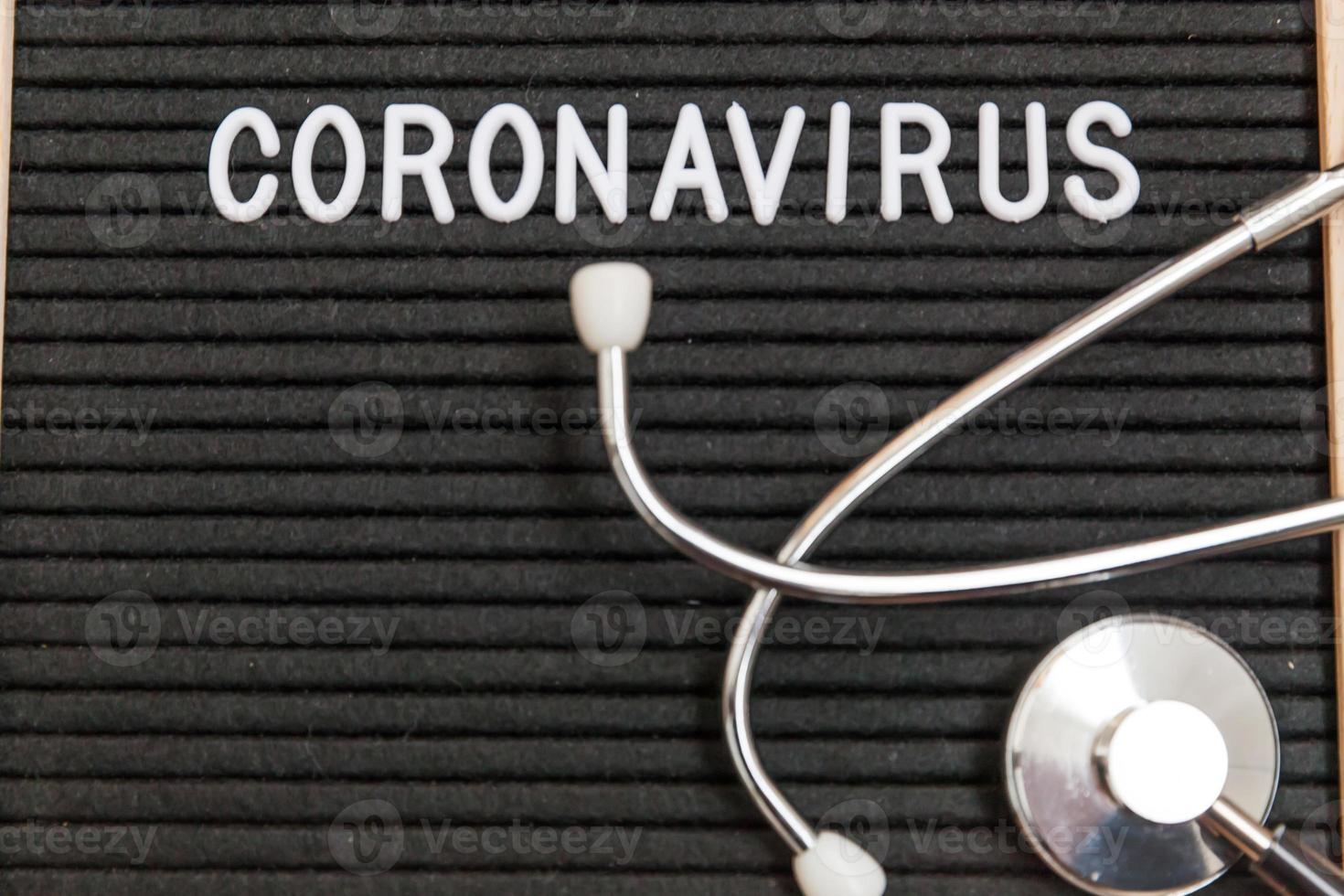 textfras coronavirus och stetoskop på svart bokstavstavlabakgrund. nya coronavirus 2019-ncov, mers-cov Mellanöstern respiratoriskt syndrom coronavirus med ursprung i Wuhan Kina foto