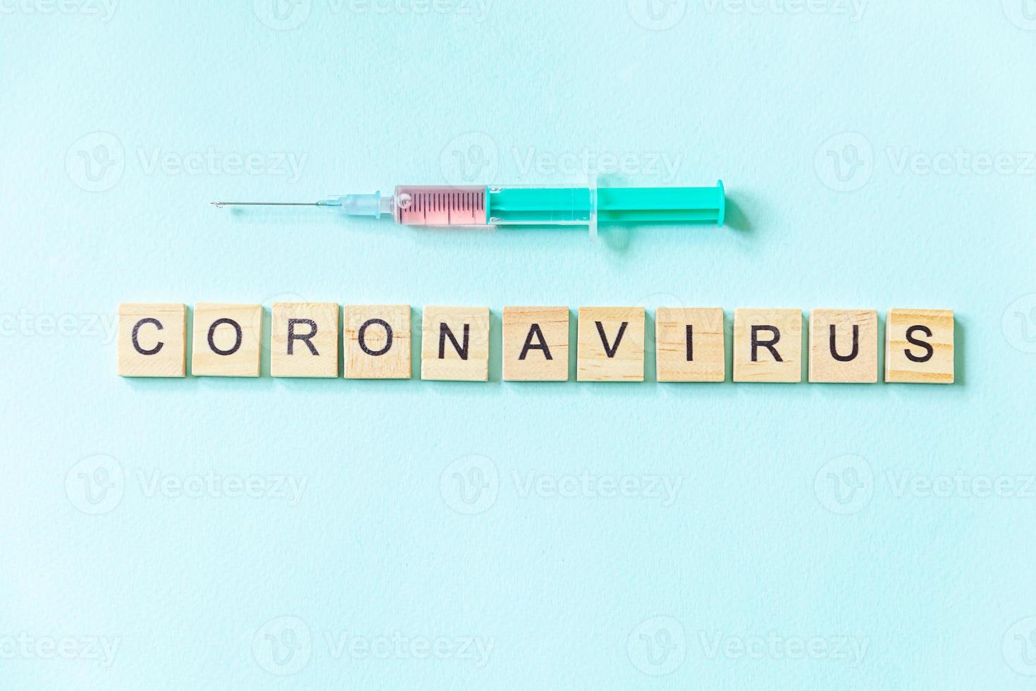 textfras coronavirus och spruta på blå pastell bakgrund. nya coronavirus 2019-ncov mers-cov covid-19 Mellanöstern respiratoriskt syndrom coronavirus virus vaccin koncept. foto