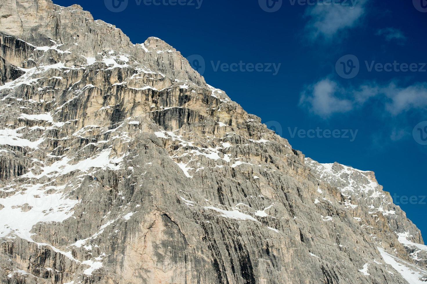 dolomiter berg snö landskap i vinter- foto