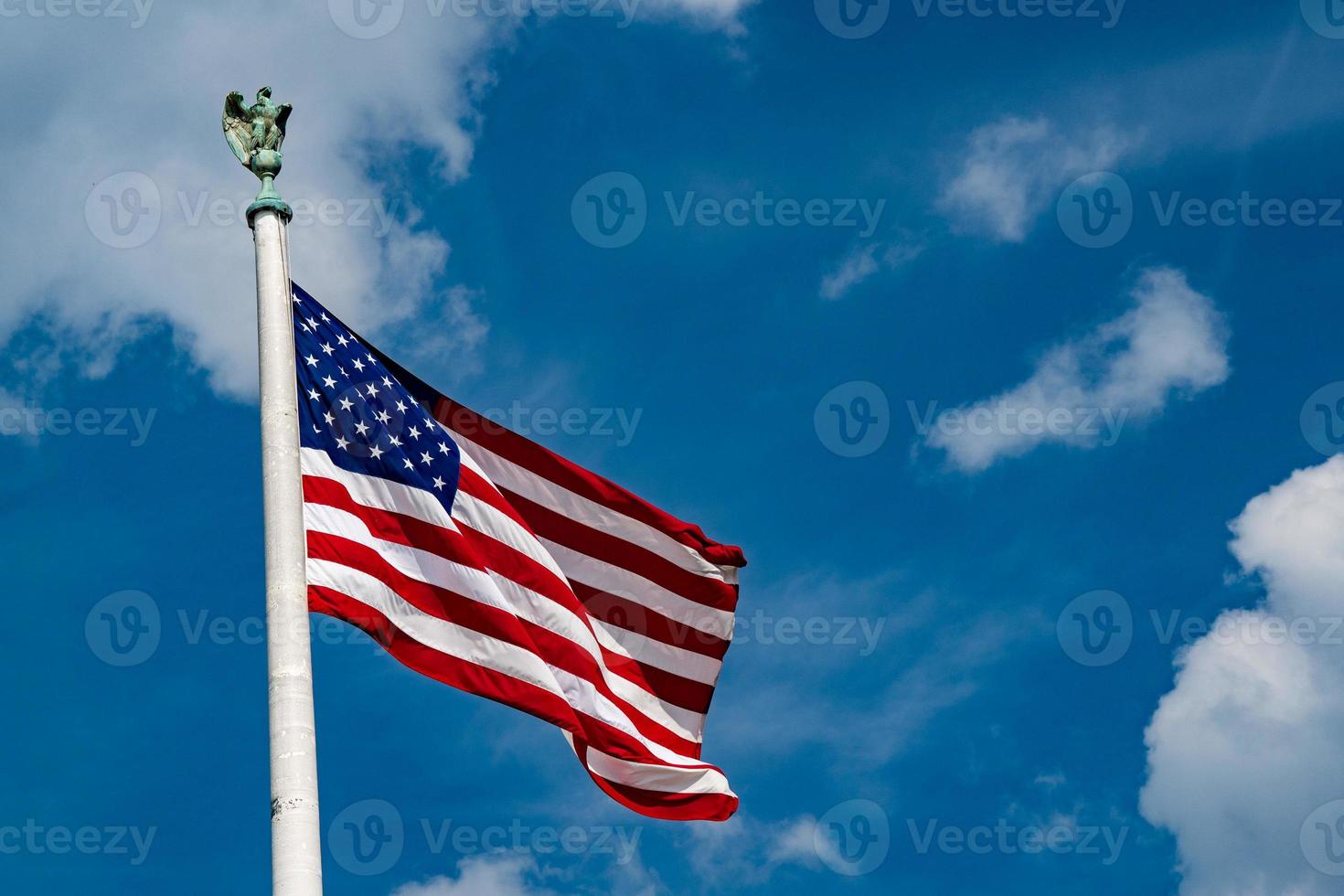 jätte USA amerikan flagga stjärnor och Ränder på himmel bakgrund foto