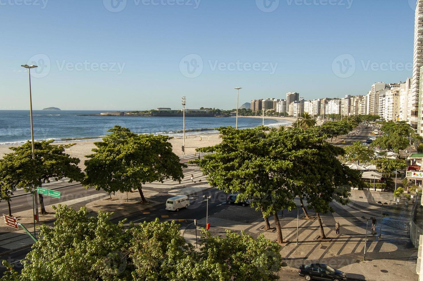 copacabana vid vatten se i rio de janeiro under de dag foto