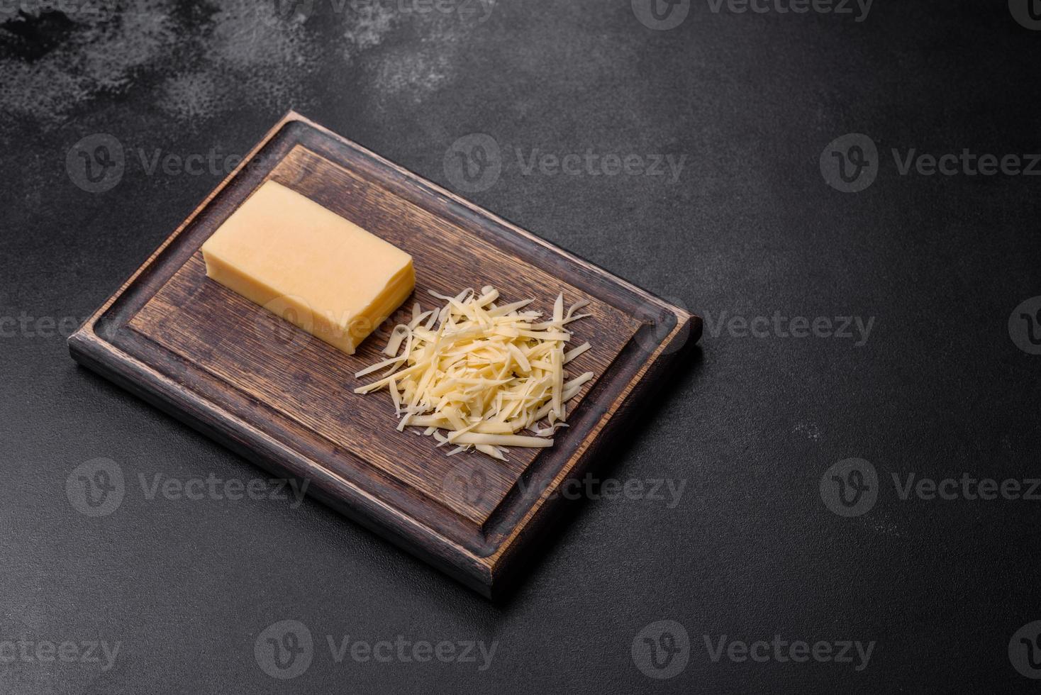 rå pasta, svamp, lök, finhacka, kryddor och örter till göra en utsökt klistra foto