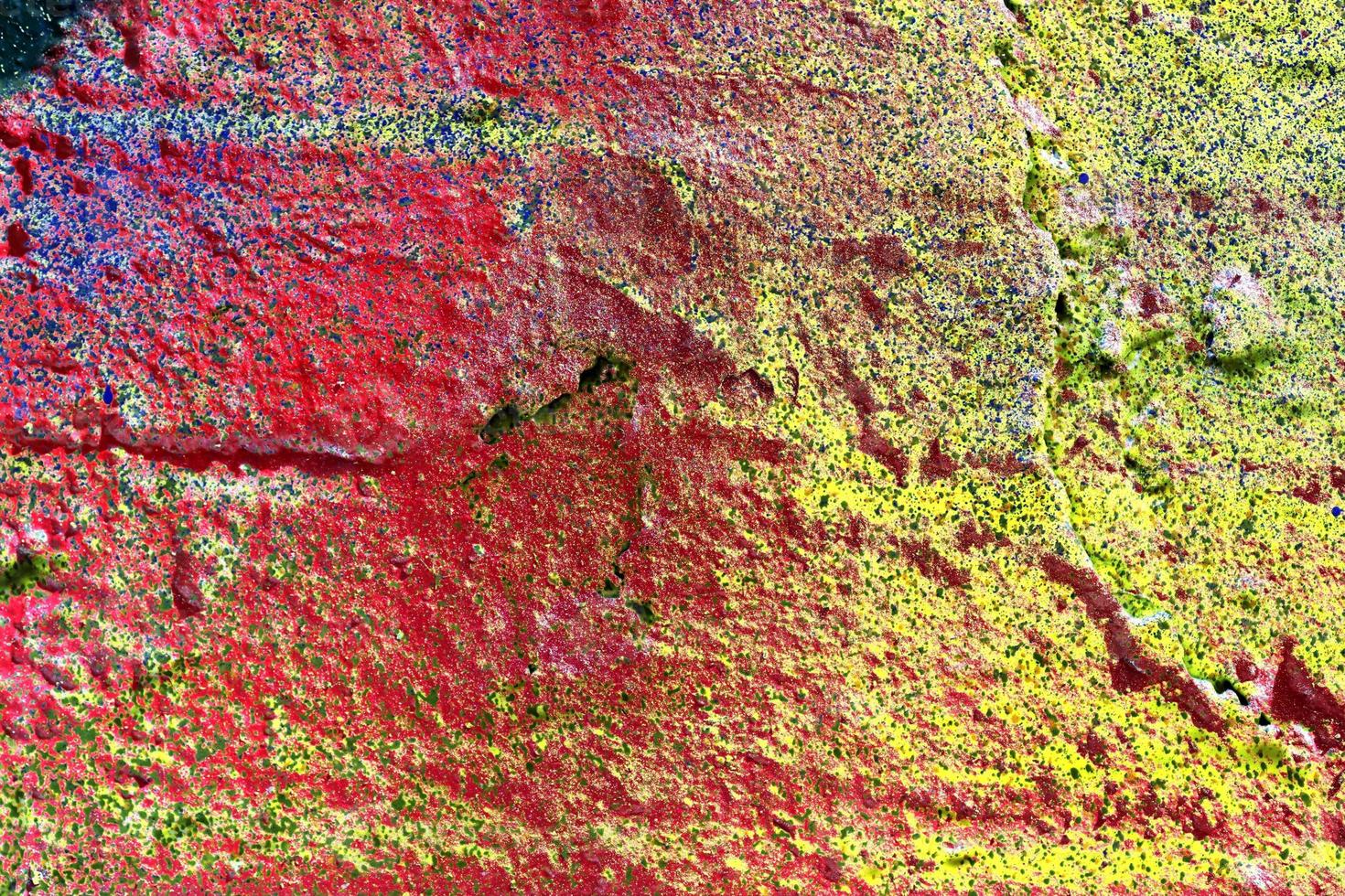 textur av färgrik graffiti måla på konkret och tegel väggar i röd blå lila och silver- foto