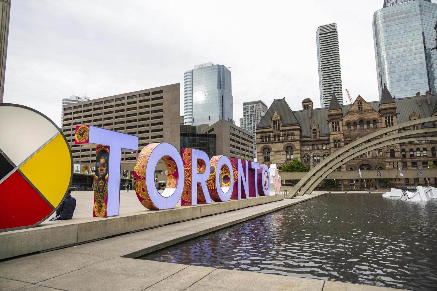 upplyst toronto tecken nära en fontän foto