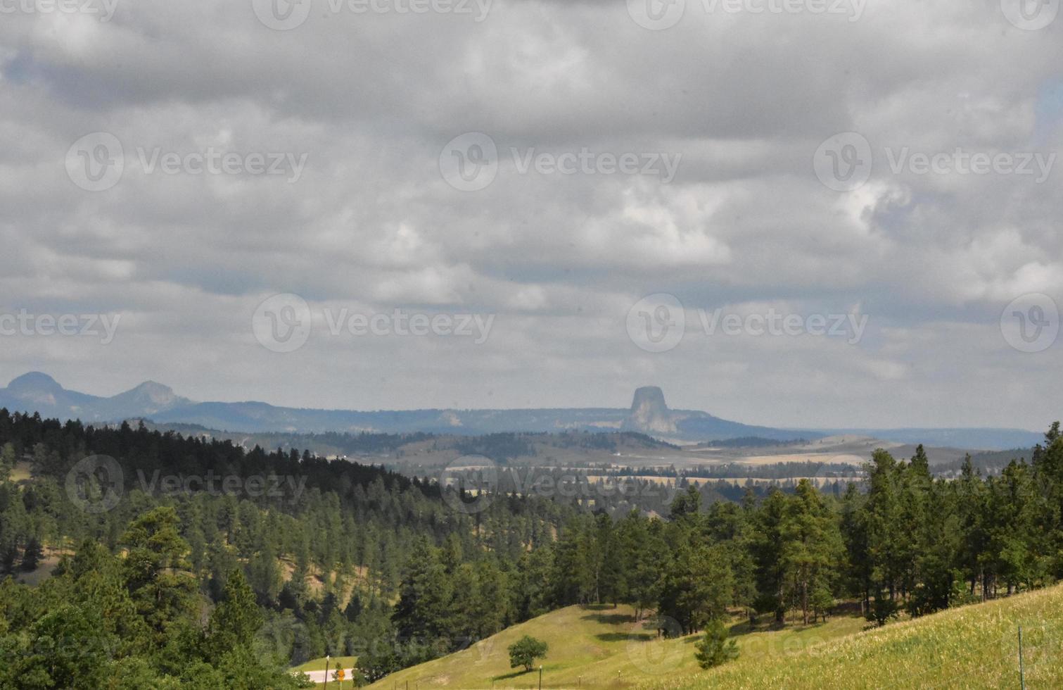 tjock tung moln ovan djävulens torn i wyoming foto