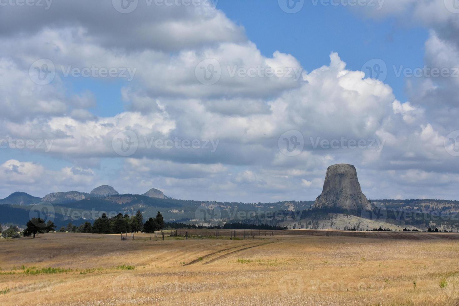 hö fält ledande upp till djävulens torn i wyoming foto