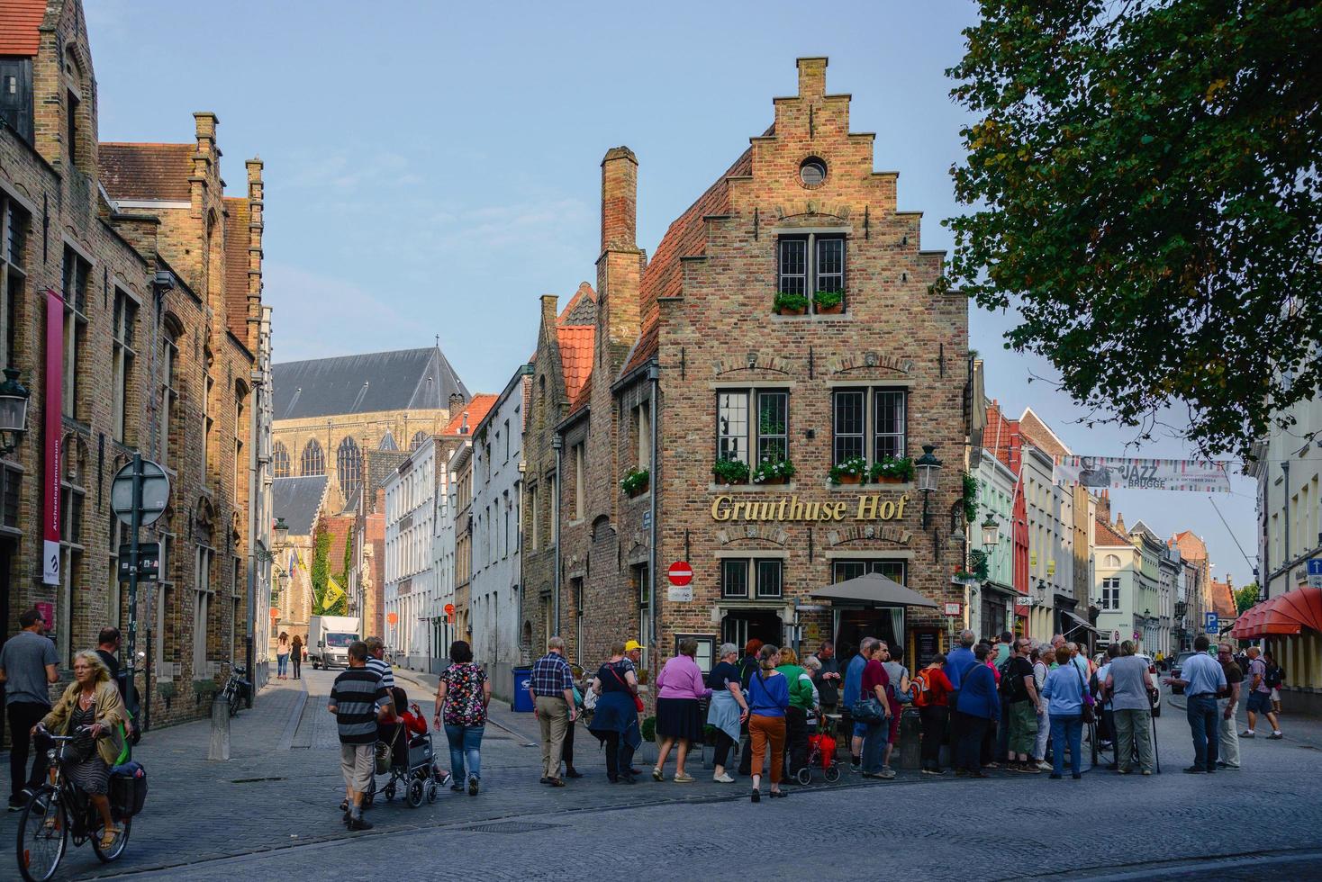 Brugge, belgien - september 19, 2014. restaurang i bruges gammal stad. massor av människor från turistiska grupper gående på de gata. foto