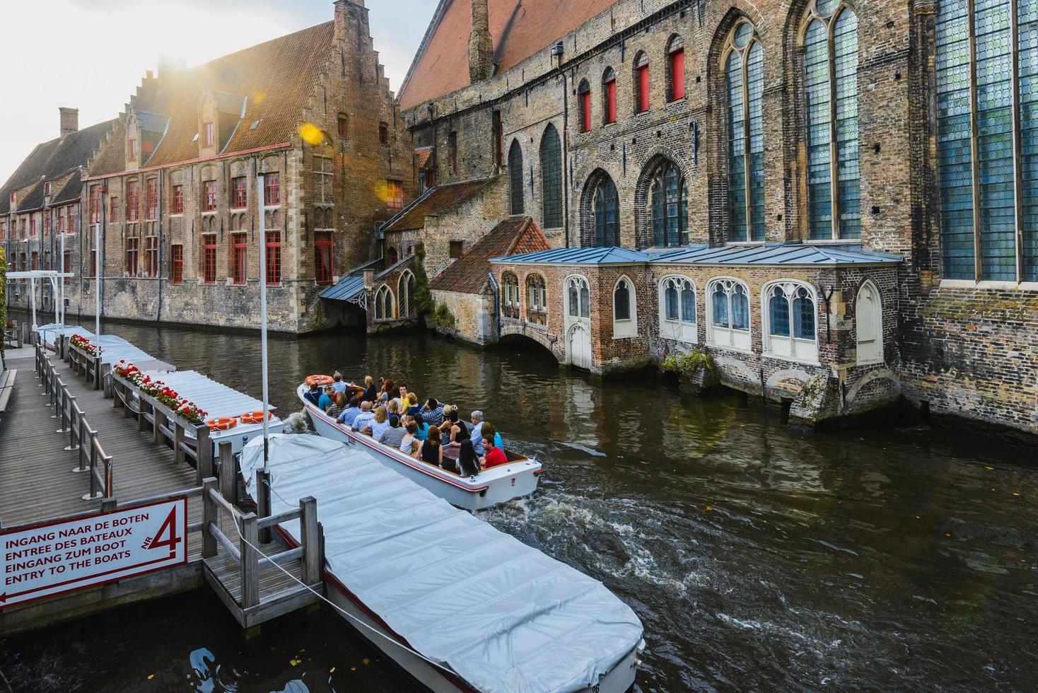 Brugge, belgien -september 09, 2014. turister i kanal båtar i Brugge, Belgien. bruges är de huvudstad och största stad av de provins av väst Flandern i de flamländska område av Belgien. foto