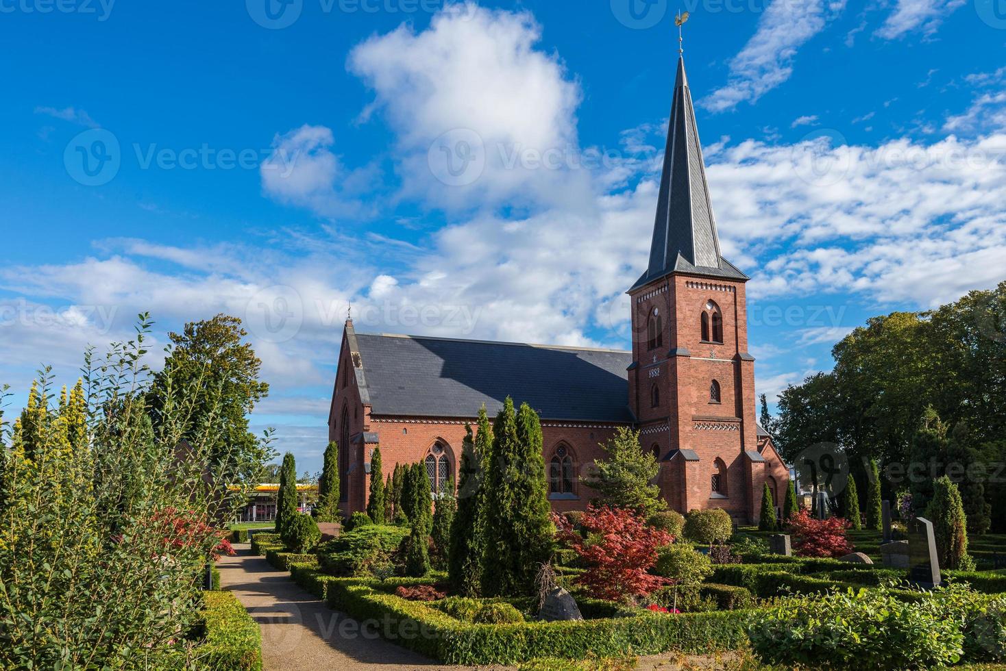 katolik kyrka och kyrkogård i dragon, Danmark foto