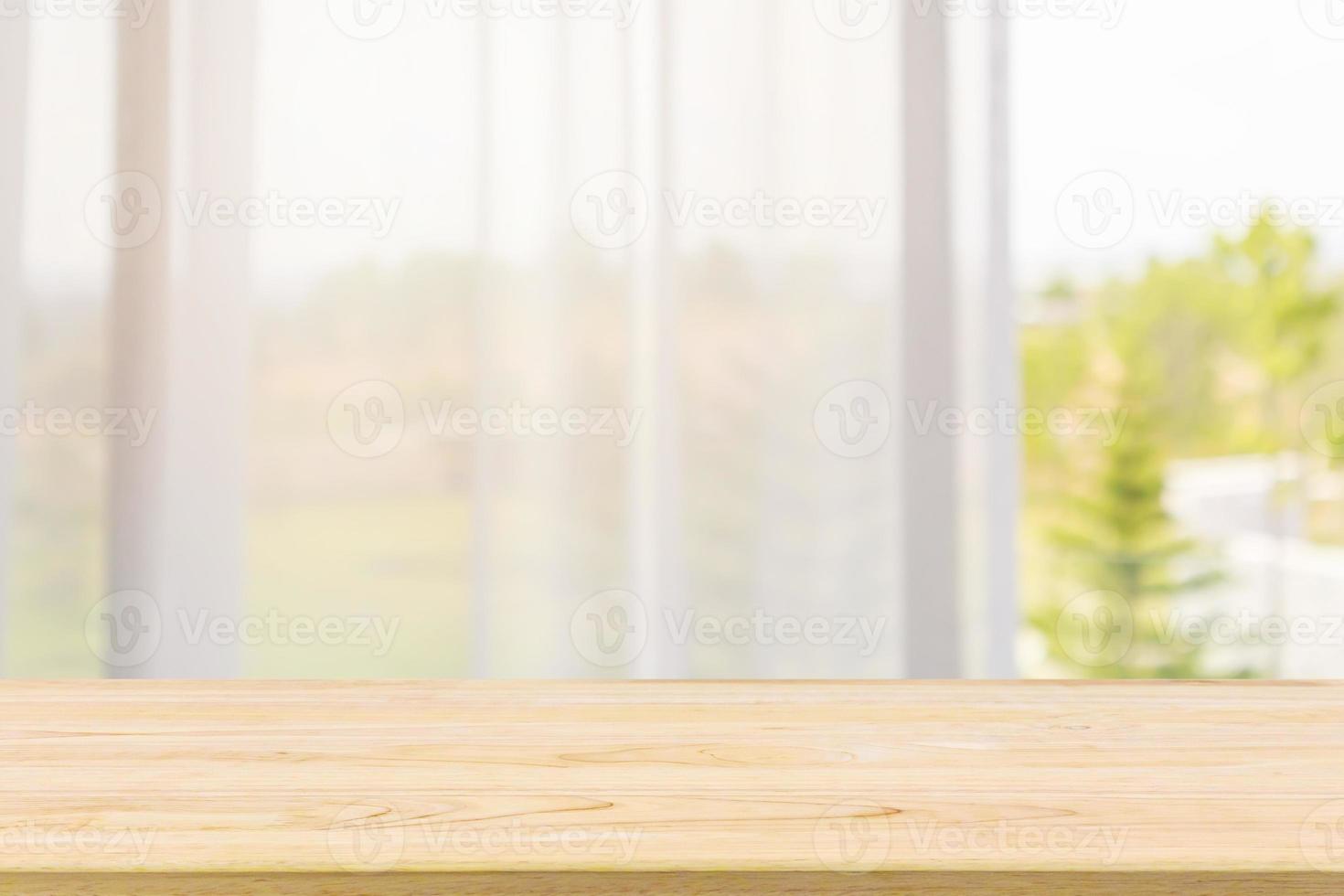 tömma trä tabell topp med fönster ridå abstrakt fläck bakgrund för produkt visa foto