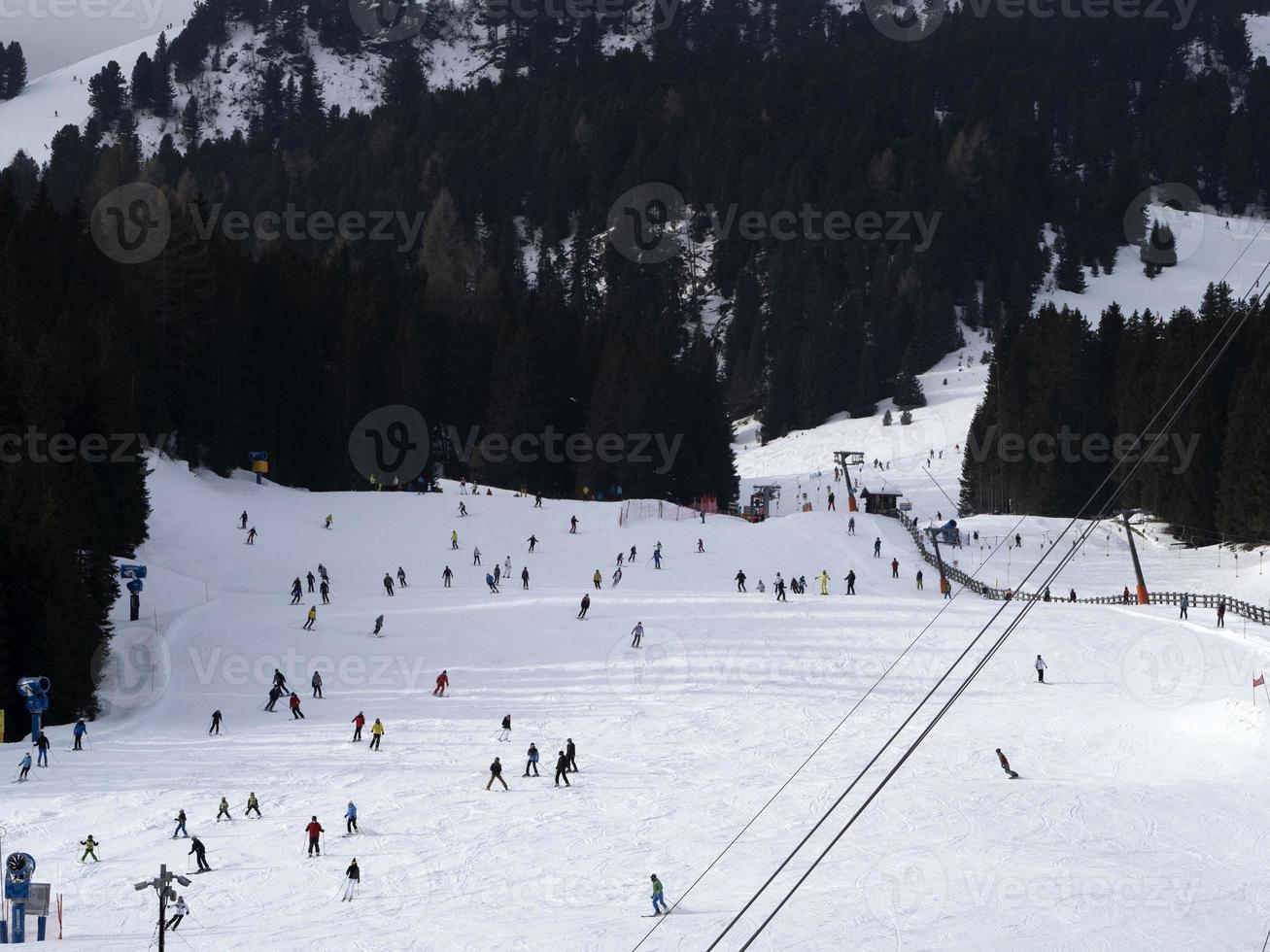 många skidåkare skidåkning i dolomiter gardena dal snö bergen foto