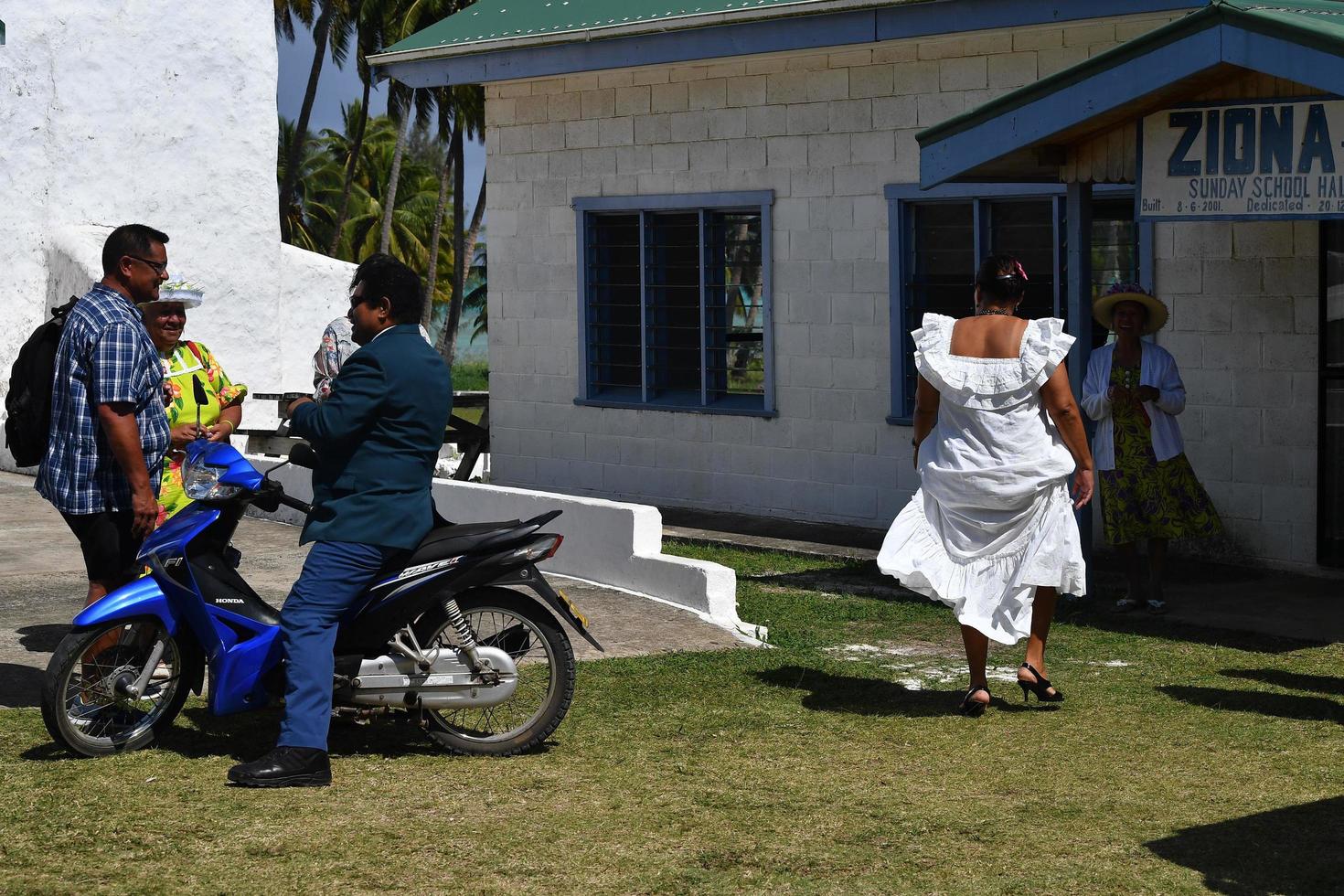 aitutaki, laga mat ö - augusti, 27 2017 - lokal- människor på de massa foto