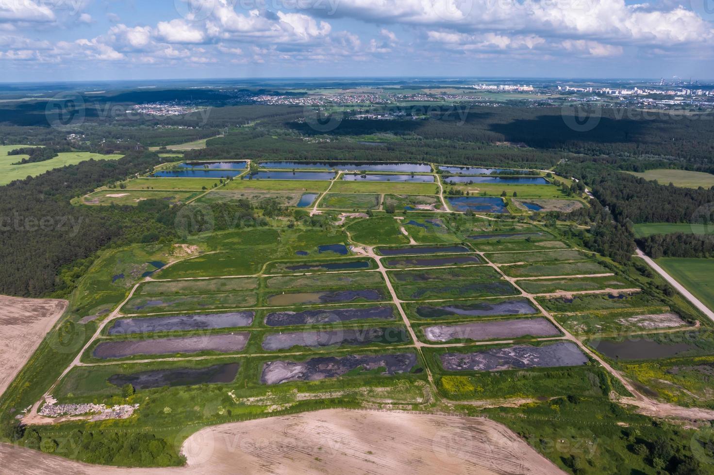 Flygfoto över sjön vid avloppsreningsverket foto