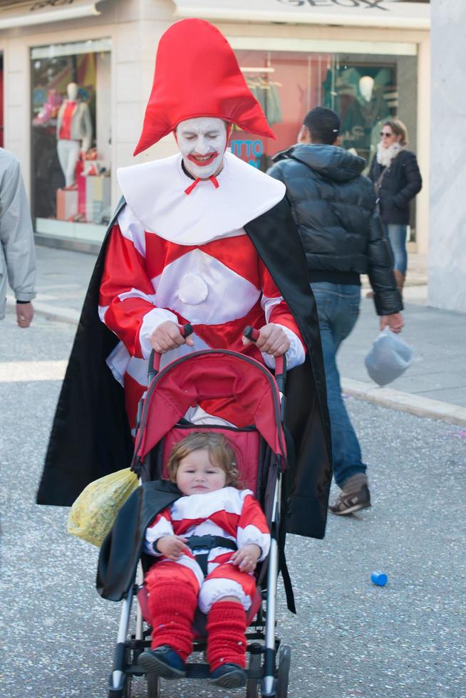 viareggio, Italien - februari 17, 2013 - karneval visa parad på stad gata foto