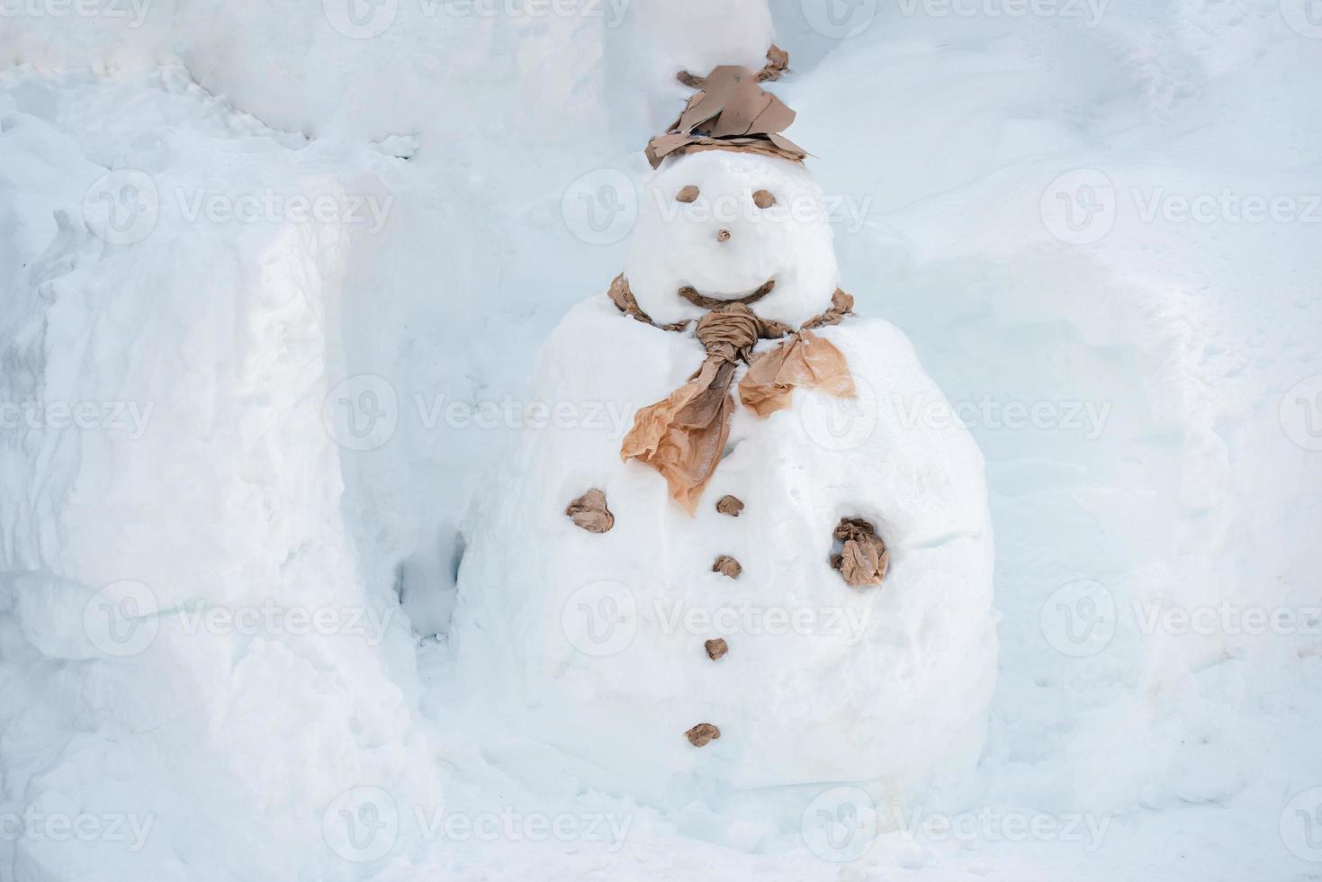 snögubbe på vit snö bakgrund foto