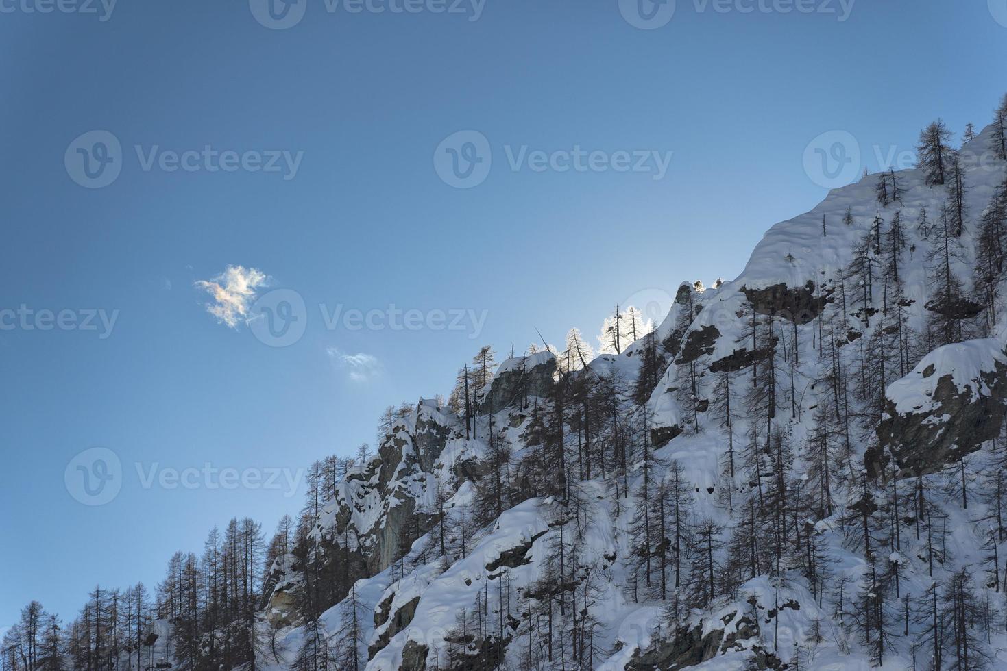 berg i vinter- på solnedgång foto