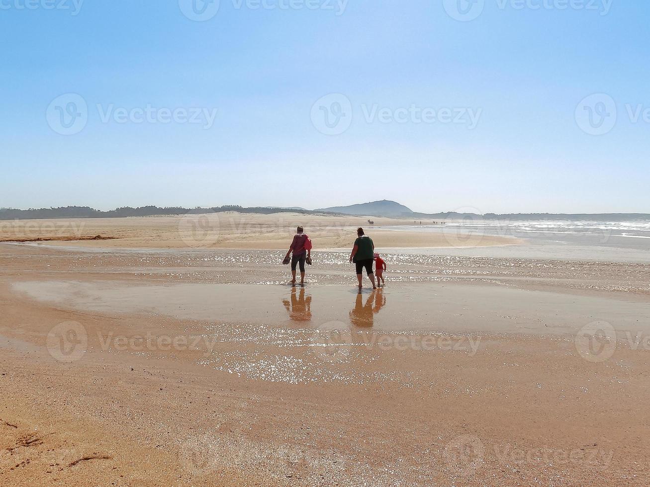 de personer promenad på valdovino strand. valdovino, galicien, Spanien foto