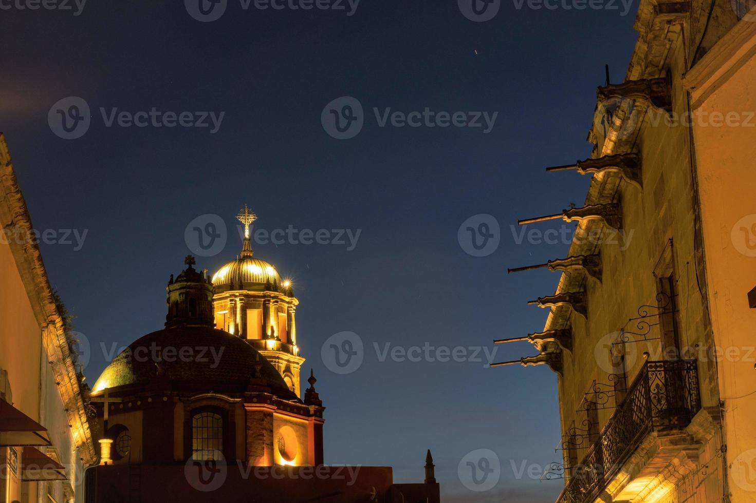 tempel av san francisco de i befintligt skick på natt i queretaro, mexico foto