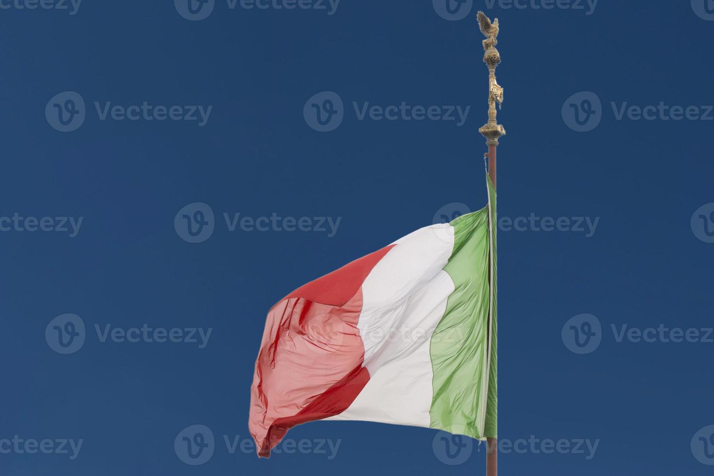 italiensk flagga av Italien på de blå himmel bakgrund foto