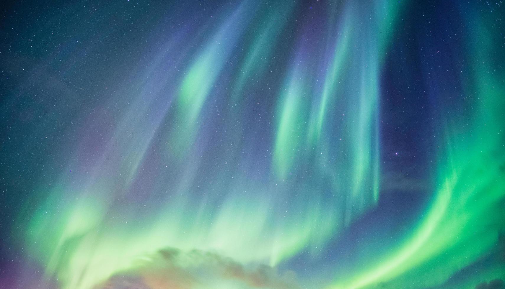 vacker grön aurora borealis foto