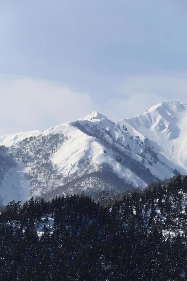 snötäckt berg i takayama japan foto