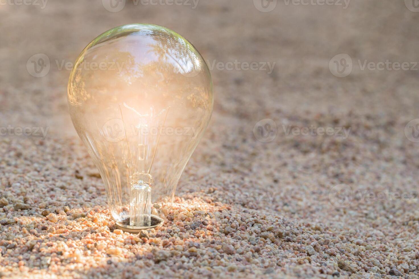 naturligt energibegrepp av glödlampa på stranden foto