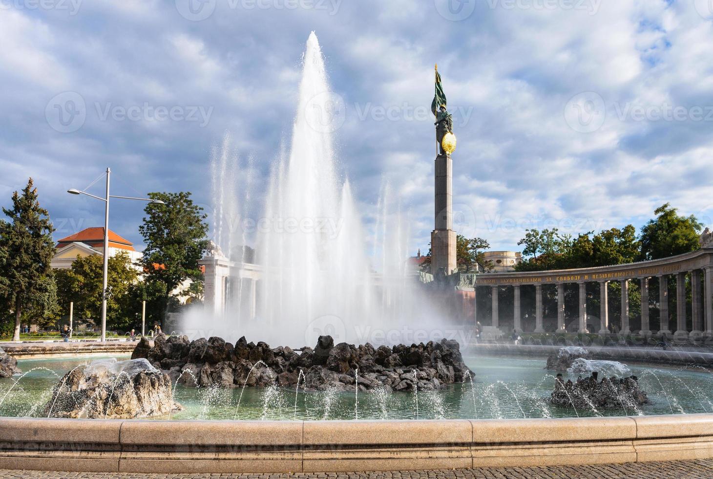 fontän och hjältar monument av de röd armén foto