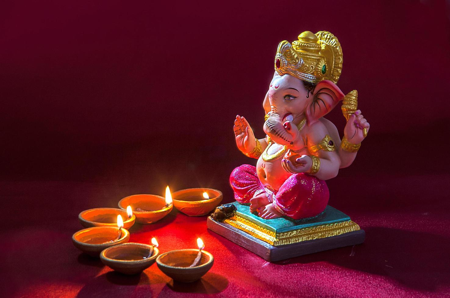 lera diya lampor tänd med lord ganesha under diwali firande foto