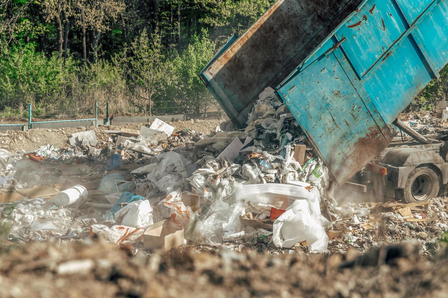 lastbil som dumpar blandat avfall vid deponin foto