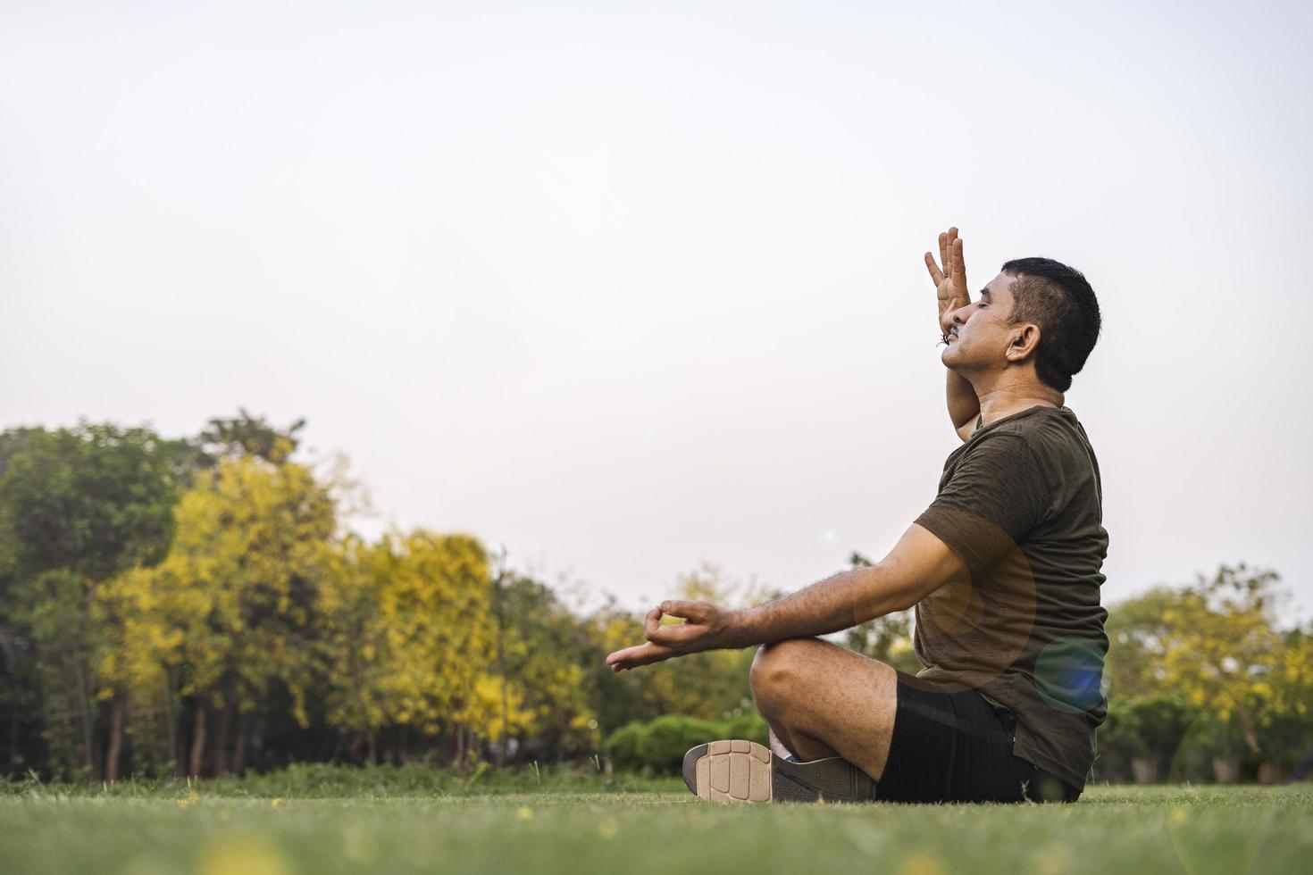 man gör yoga foto