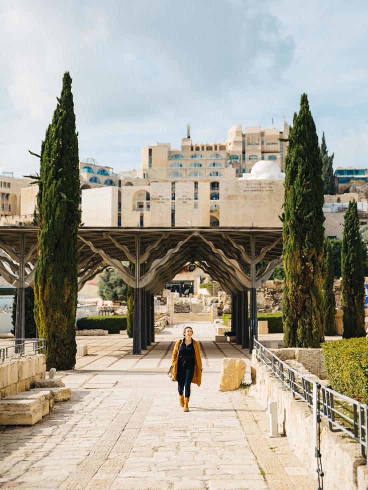 ung kvinna som går i gamla stan Jerusalem foto