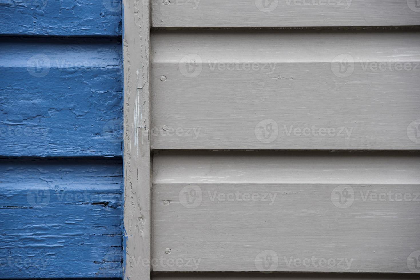 blå och hrey hus trä bakgrund foto