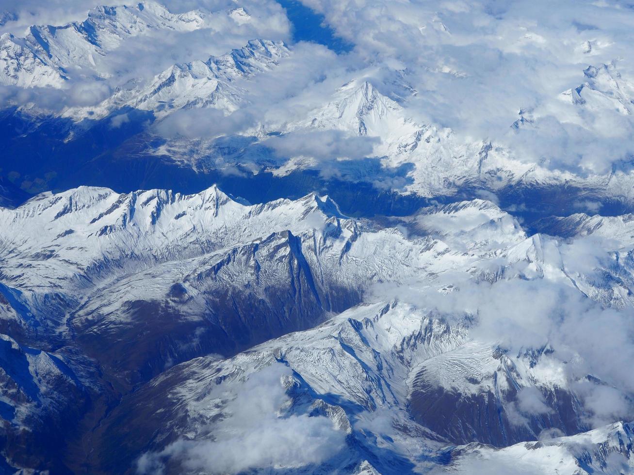 Flygfoto över snöklädda berg foto