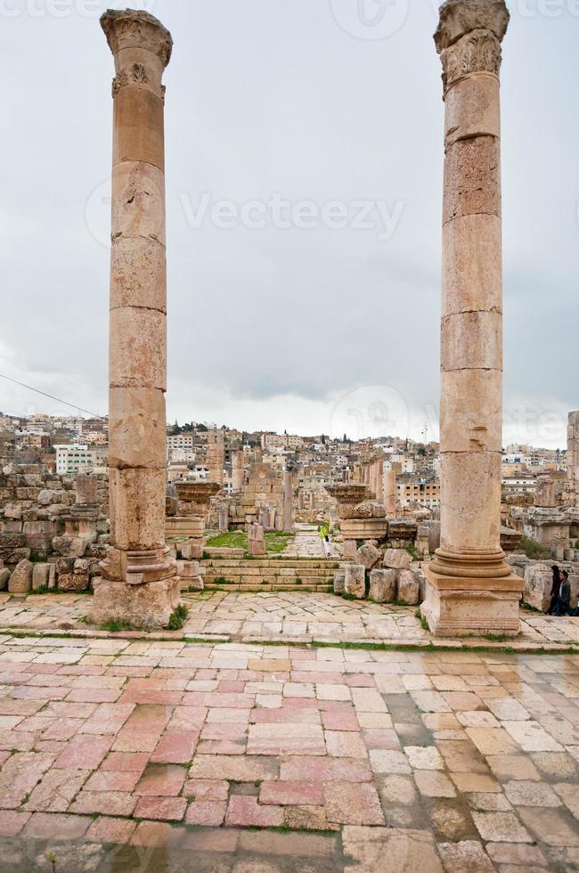 se genom antik artemis tempel i gammal stad gerasa till modern jerash foto