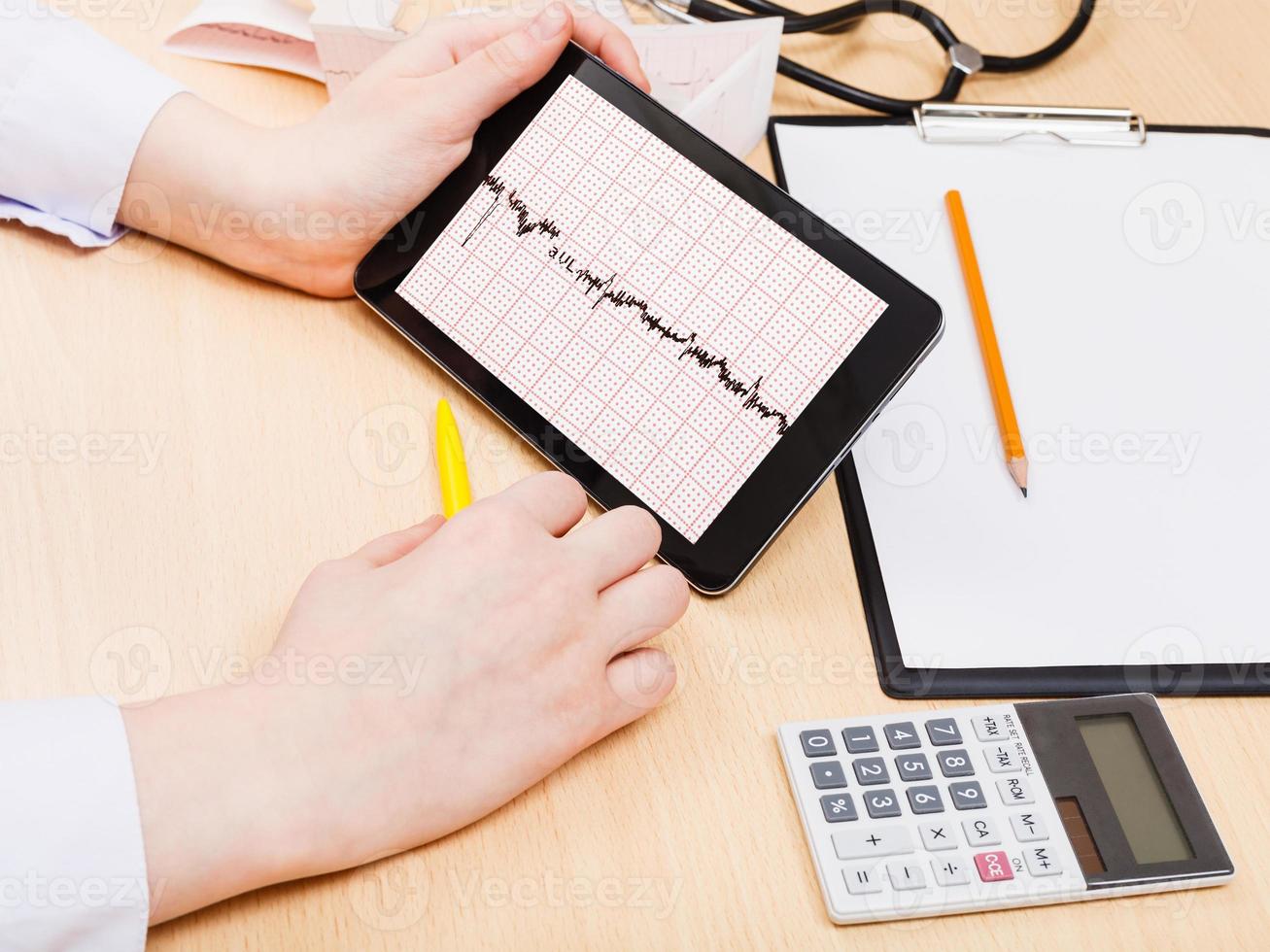 läkare checkar patient elektrokardiogram foto