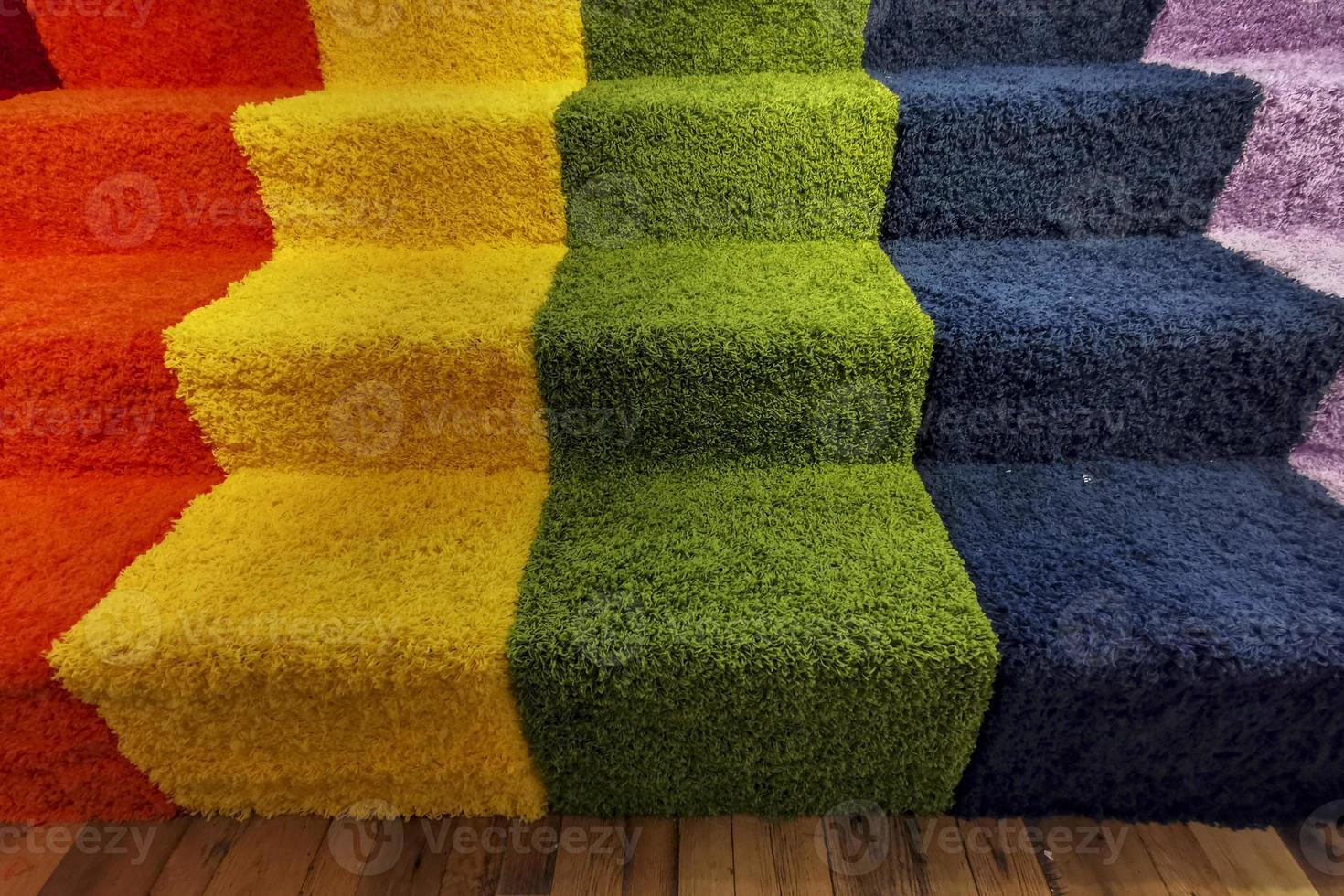 regnbåge flagga fred färger inpassad matta trappa foto