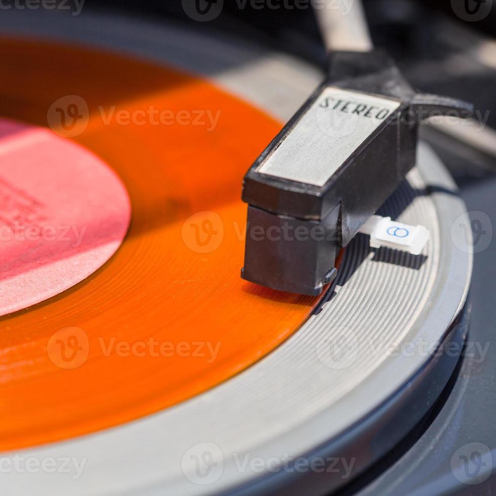 tonarm av skivspelare på orange vinyl spela in foto