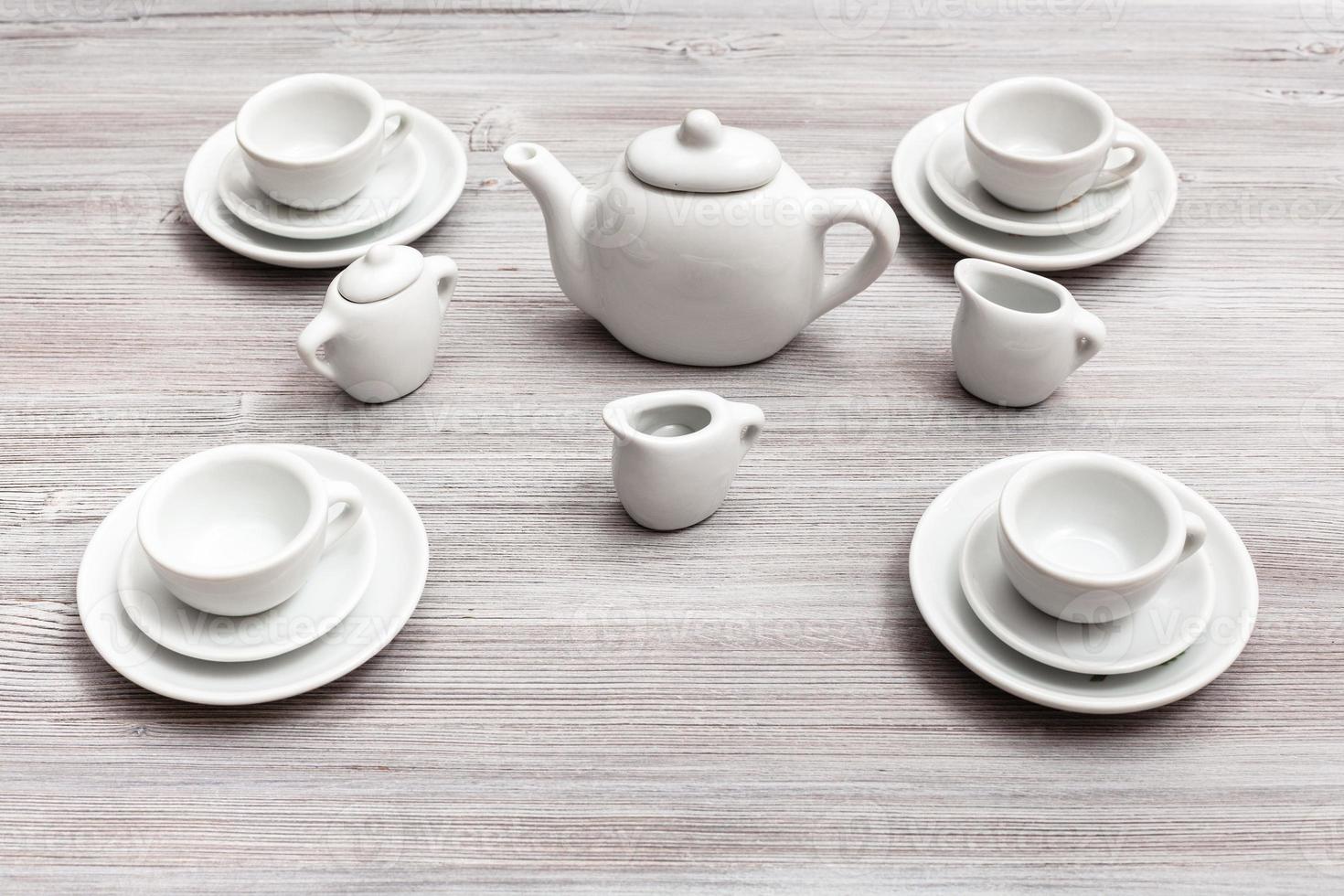 koppar med tefat och te uppsättning på grå brun tabell foto