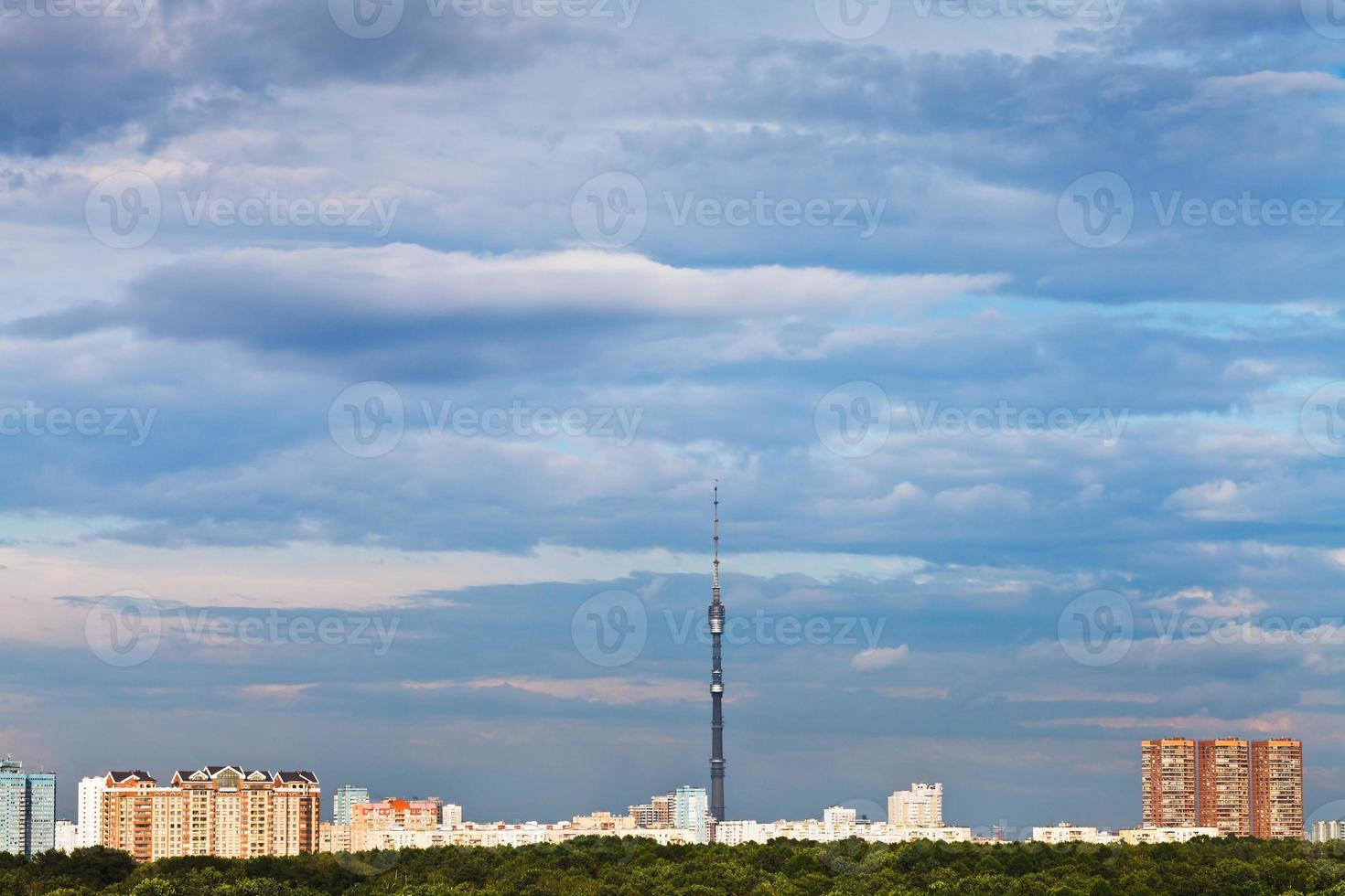 blå moln i solnedgång himmel över stad foto